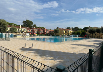 Villetta a schiera d'angolo con piscina, al Villaggio Michelangelo lotto 3-4